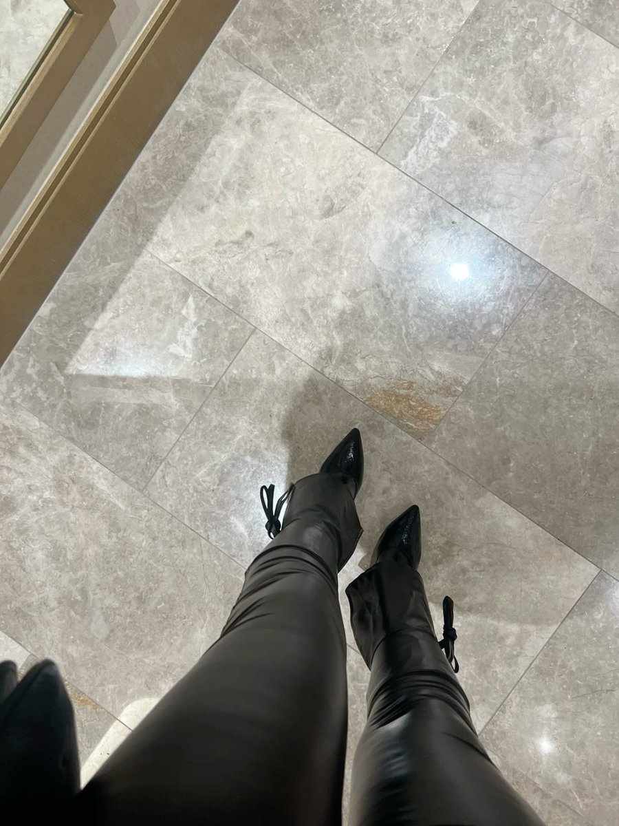 welcher zahlsklave will mir eine freude machen?
#herrin #lederleggins #sweatyfeet #mistress #goddess #findom #mommy #payme #zahlsklave