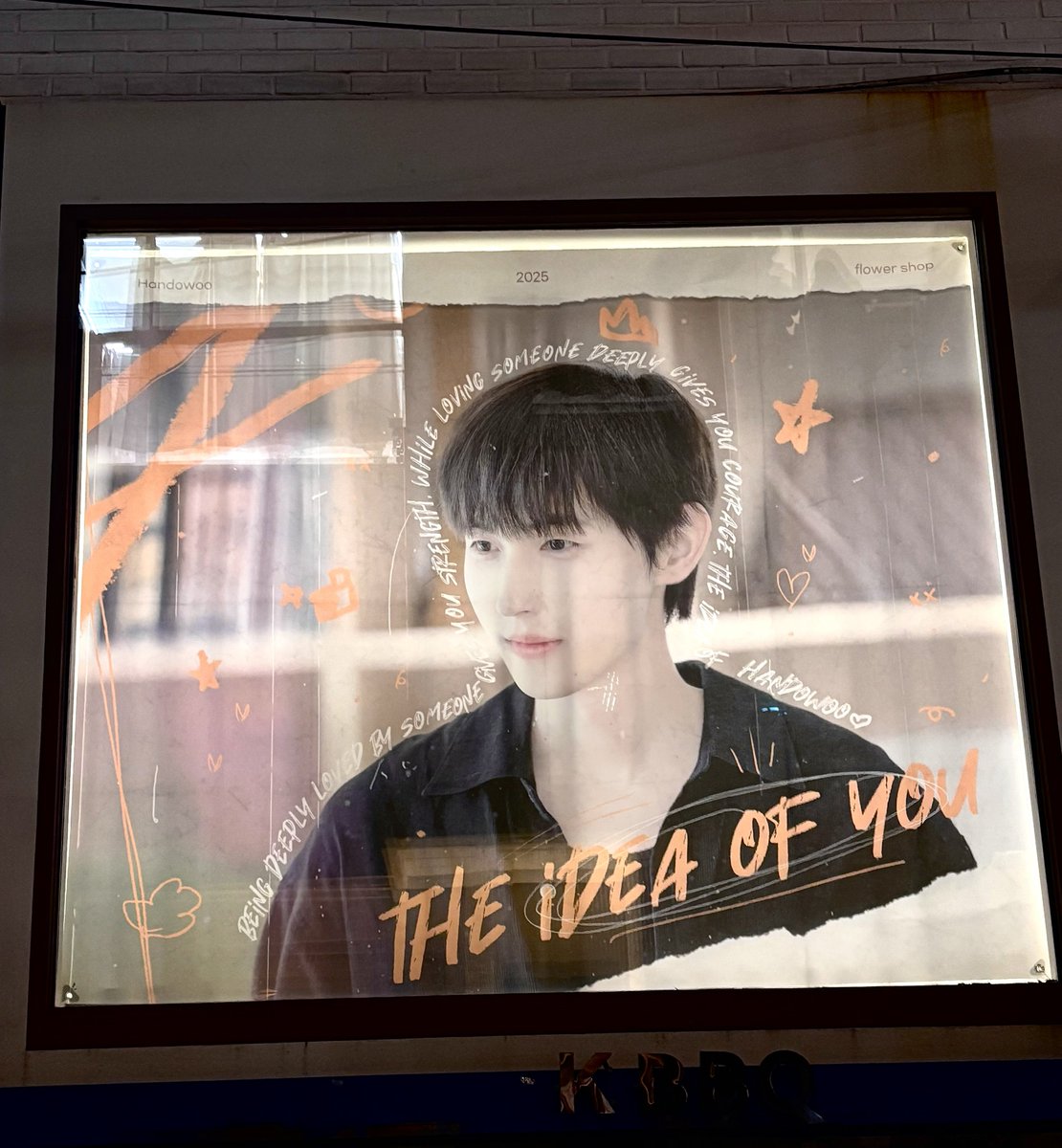 tdswallet's tweet photo. 생일 당일에 안갈수가 없엇으므로.. 헐레벌떡 뛰어서 꽃집 막차타다🥹
곳곳에 있는 도우 잘 보구 갑니다 넘 행복햇어요💚

#the_idea_of_HDW 
#960923HBD_DOWOO 
#도우 #DOWOO https://t.co/GmSCbJi979