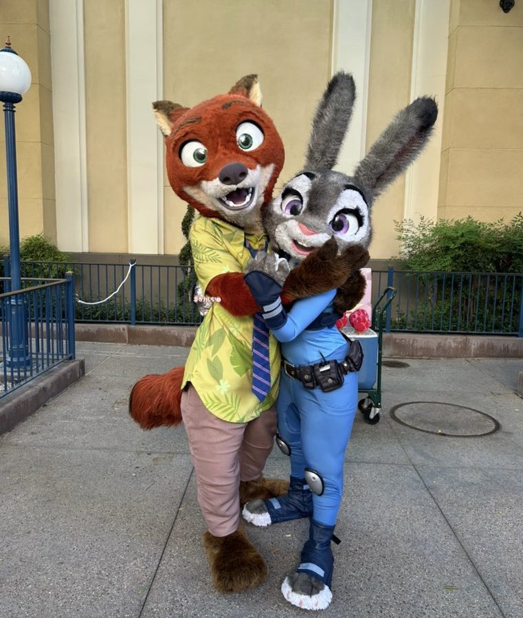 ズートピアの2人には会わないと帰れない🐰🦊
日本人たくさんいた😂
ニックのおててが罪深い！

#DLR #アナハイム #カリフォルニアディズニー #アナハイムディズニー