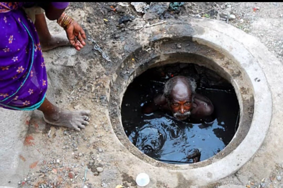 adv_anoop_'s tweet image. सीवर की गंदगी में उतरता मज़दूर हमारी विकास यात्रा का कड़वा सच है।
स्मार्ट सिटी और डिजिटल इंडिया के दावों के बीच इंसान अब भी नंगे हाथ मौत से लड़ रहा है।
ये काम मशीनों के होने चाहिए, मज़दूरों की ज़िंदगी से नहीं।
#StopManualScavenging #HumanRights #India
@khurpenchh