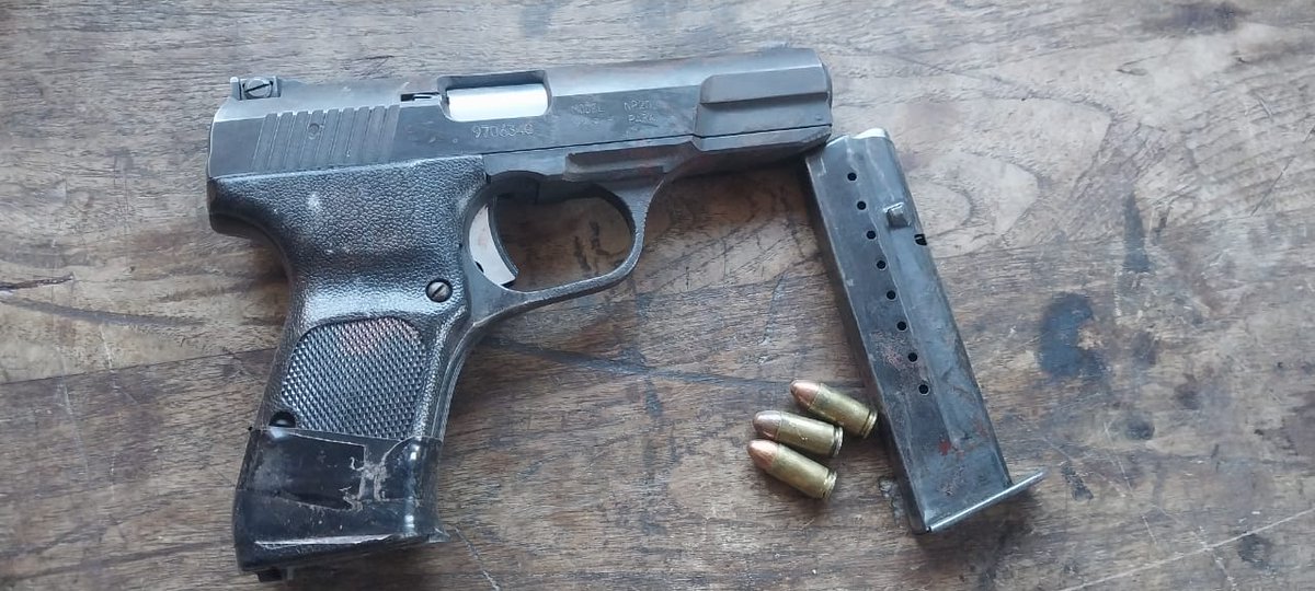 SAPoliceService's tweet image. #sapsEC Two male suspects were arrested in separate incidents for possession of an unlicensed firearm and ammo in Flagstaff on Monday, 22/09, following swift police action and valuable community cooperation.

The duo is expected to appear before the Flagstaff Magistrate’s Court…