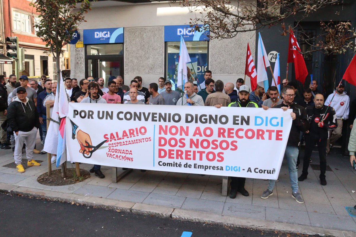 RadioCoruna's tweet photo. 📍 Trabajadores de DIGI en A Coruña se concentran en la tienda de Juan Flórez contra el nuevo convenio firmado en Madrid por UGT y CCOO
👉 Denuncian recortes salariales: de 23.000€ a 18.000€ de media para 150 empleados

#RadioCoruña #Coruña https://t.co/LPVZf04iv0