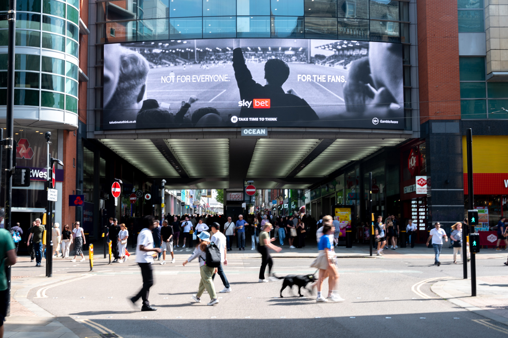 A1RetailMag's tweet image. Ocean Outdoor and Absen unveil new curved display at landmark Manchester location. Find out more ➡️ a1retailmagazine.com/led-display/oc… #retail #retailnews #LED #display #screen #shopping #destination #project #OceanOutdoor #Absen