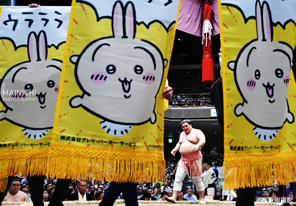 宇良が土俵に上がるときの恒例ですね。

大相撲秋場所10日目（23日）の取り組みを写真特集で→mainichi.jp/graphs/2025092…