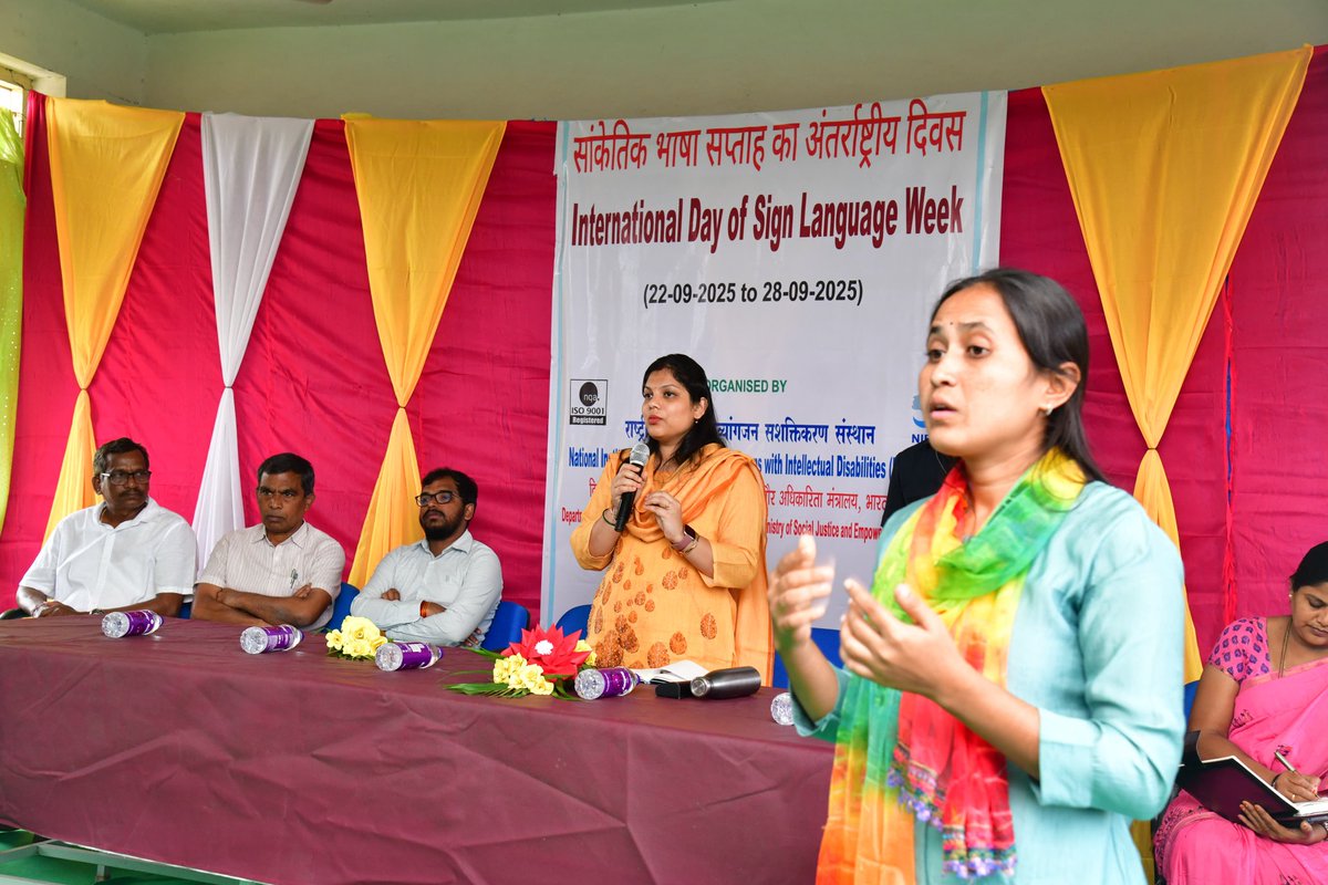 Collector_KNR's tweet image. District Collector Smt Pamela Satpathy celebrated the #SignLanguage along with children of the Government Residential School for the Hearing and Speech Impaired.
Emphasized the potential of Sign language for becoming an Universal medium of communication.

అంతర్జాతీయ సైన్…