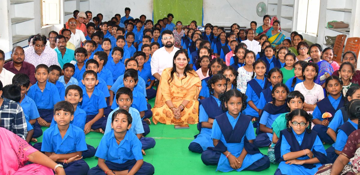 Collector_KNR's tweet image. District Collector Smt Pamela Satpathy celebrated the #SignLanguage along with children of the Government Residential School for the Hearing and Speech Impaired.
Emphasized the potential of Sign language for becoming an Universal medium of communication.

అంతర్జాతీయ సైన్…