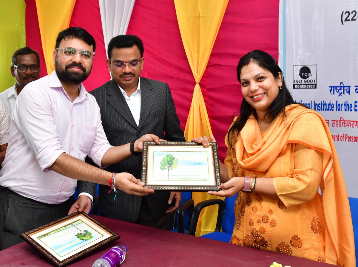 Collector_KNR's tweet image. District Collector Smt Pamela Satpathy celebrated the #SignLanguage along with children of the Government Residential School for the Hearing and Speech Impaired.
Emphasized the potential of Sign language for becoming an Universal medium of communication.

అంతర్జాతీయ సైన్…