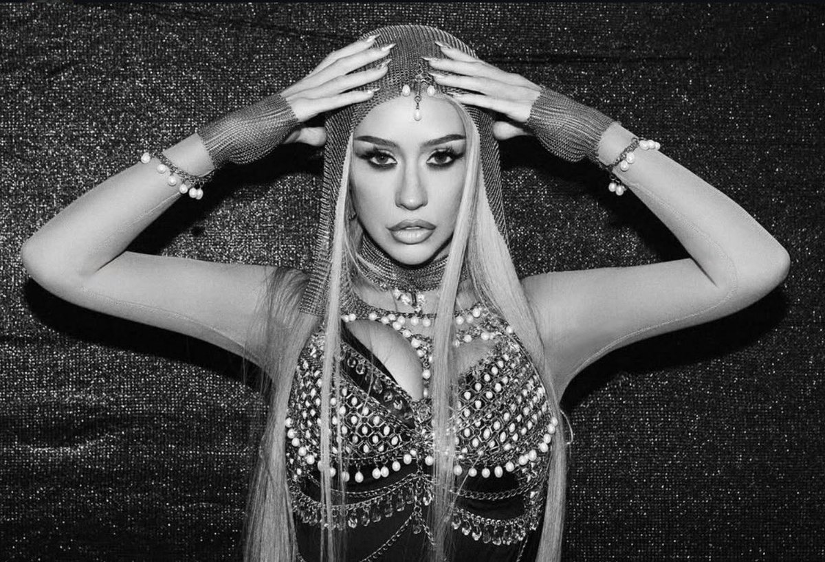 PopTingz's tweet image. Christina Aguilera looks gorgeous in new photos.