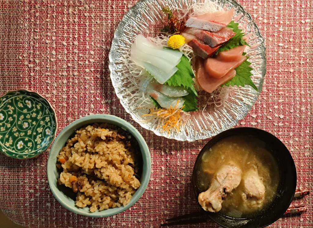 今日は｢ひとなる図書館　本棚オーナー交流会｣に参加してきました😊✨️
お久しぶりと初めましての方達に会えて楽しかったです😆
優しい方ばかりが集まってて、幸せ空間でした🎶

夕食は簡単なものを揃えました😅
とろびんちょうまぐろ美味しかった🩷

#おうちごはん
#四毒抜き