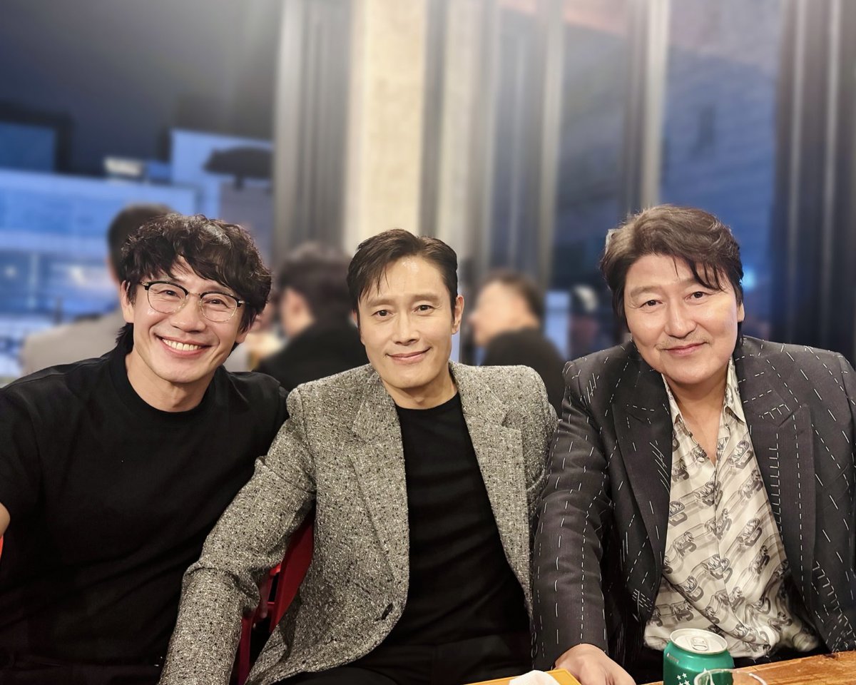 hakyunarchive's tweet photo. Shin Hakyun re-unites with co-stars Lee Byunghun and Song Kangho in JSA https://t.co/fOAcR7fdtr