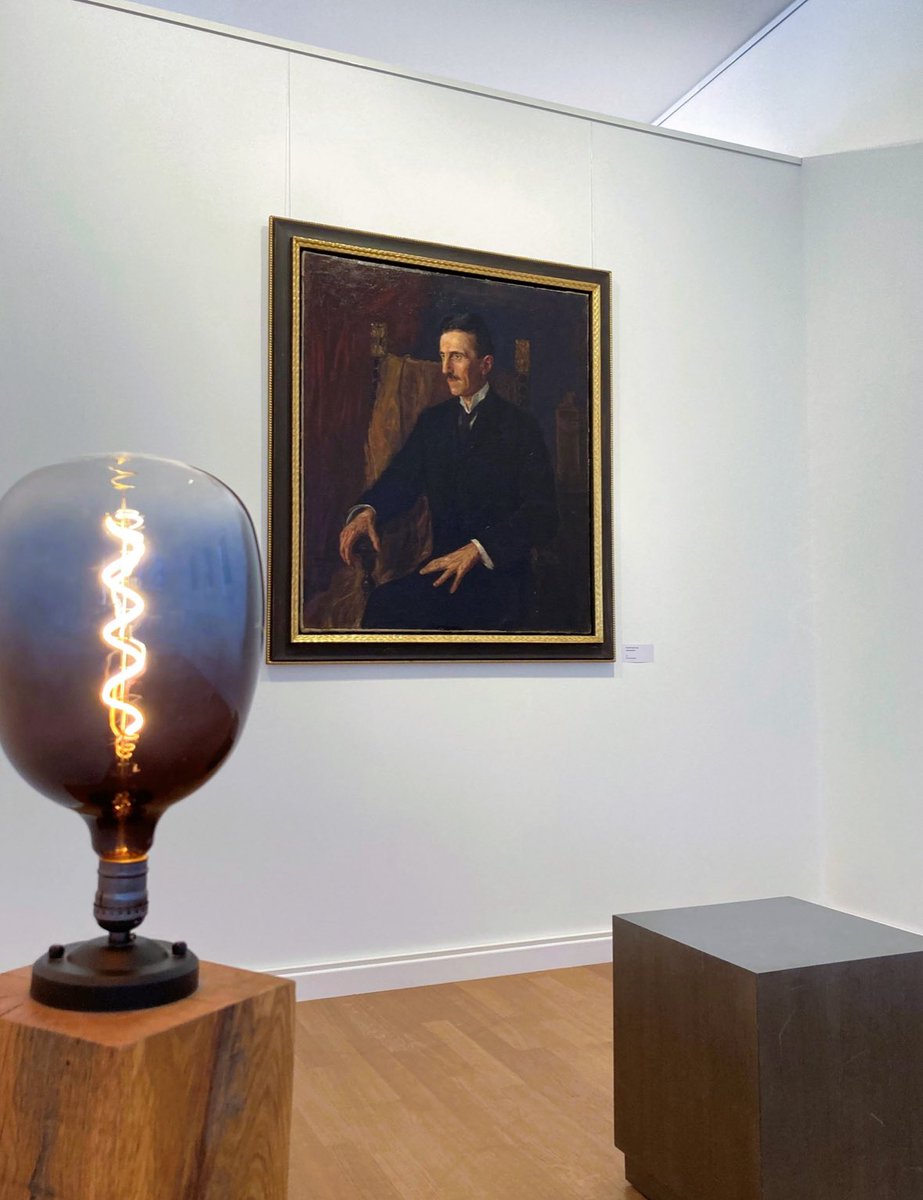 The Blue Portrait of Nikola Tesla 

The only painted portrait Nikola Tesla ever posed for ⚡️
🎨 Vilma Lwoff-Parlaghy, 1916
📍 Nordfriesland Museum, Husum

Nikola Tesla insisted the artist use blue light during the sitting—hence its name: The Blue Portrait.

#NikolaTesla