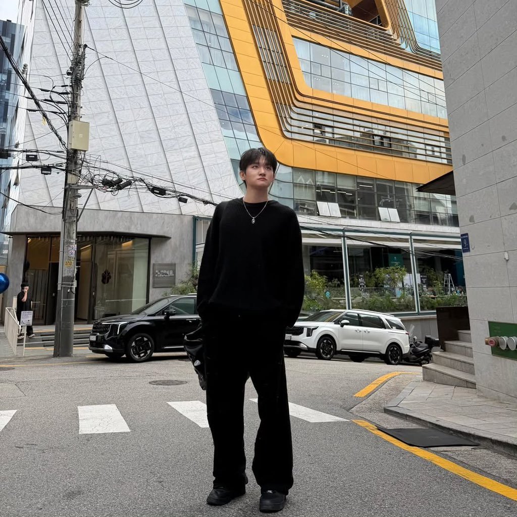 can someone tell wonsang that i rescued a shark from drowning and stopped birds from jumping off the sky and that we have a reservation at a restaurant at 7pm if he accepts
