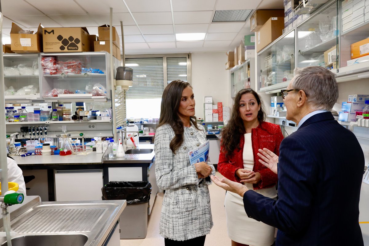 La Reina ha visitado el Centro de Investigación del Cáncer (CIC) de Salamanca, creado en 1995 para impulsar el Instituto de Biología Molecular y Celular del Cáncer (IBMCC) y cuyo objetivo es integrar la investigación competitiva y de excelencia sobre el cáncer en sus niveles