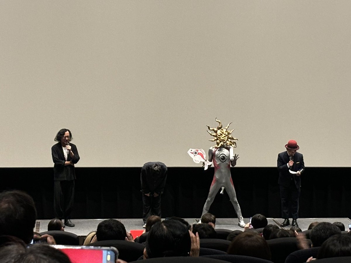 おじぎが深過ぎて見えなくなるいっくんくん