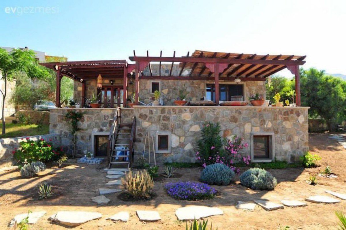 BUNLARI BİLMEDEN ARAZİ - TARLA - ARSA ALMAYIN

1. Tarla eğer 5.000 metrekareden küçük ise yasal olarak ev yapamazsınız.

2. Tarla 5.000 metrekareden büyük olsa bile, kadastral yolu yoksa yine ev yapamazsınız.

3. Tarlanın büyüklüğü 5.000 metrekare üzerinde ise yapacak olduğunuz