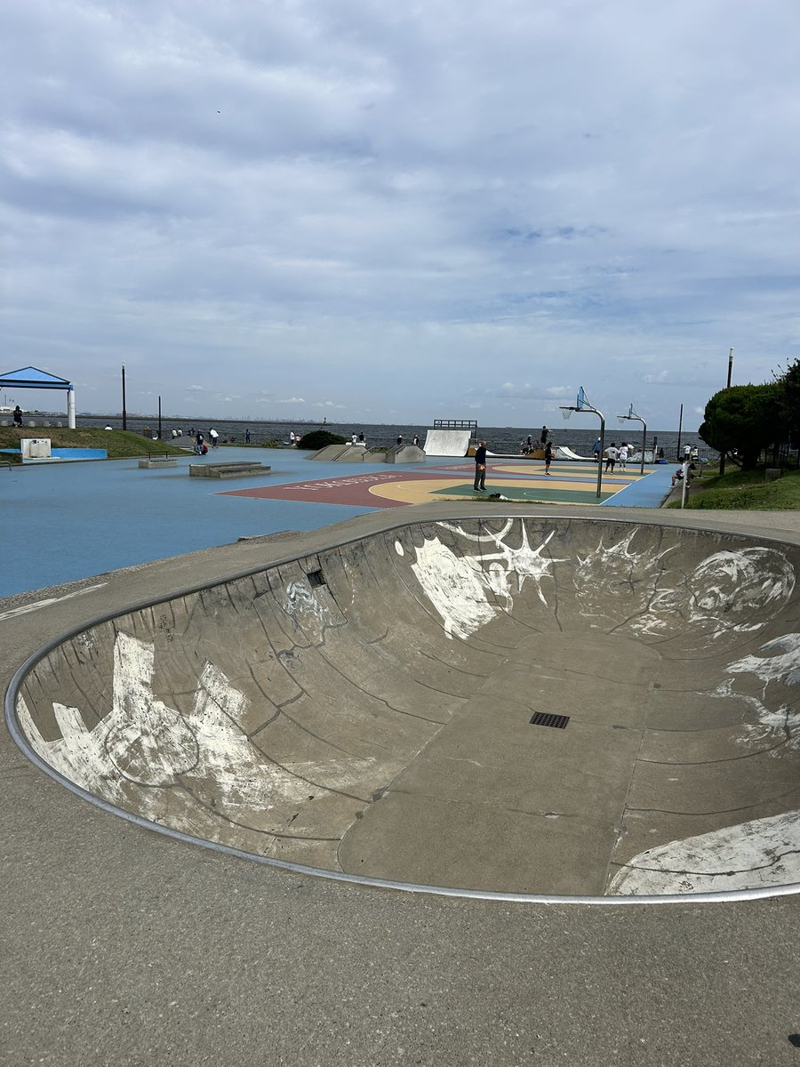 aloha_summer's tweet image. 御墓参りに横須賀まで行ったので…
盛り上がっていました😃

#うみかぜ公園  #スケートパーク　#ハオレ鹿嶋　#スケートボードパーク　#世界のスケートパーク　#コンクリートパーク