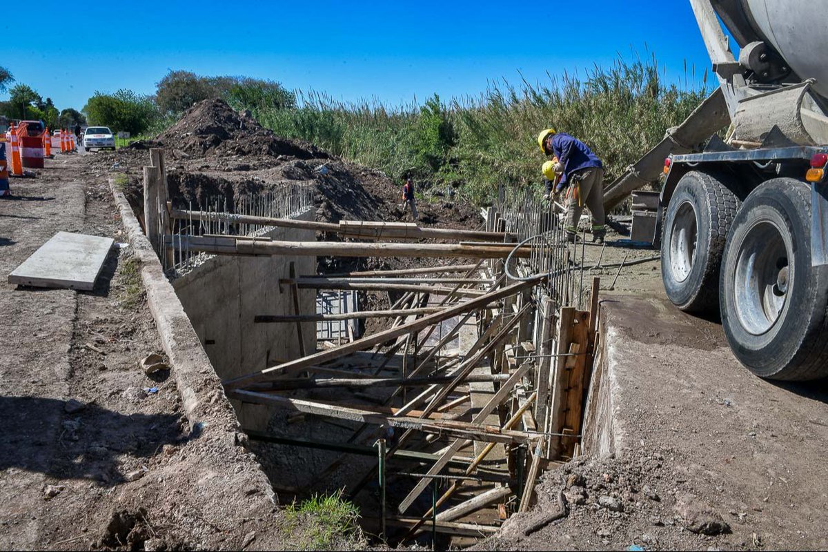 MuniParana's tweet photo. Arroyo Las Viejas: realizarán una ampliación de la alcantarilla que pasa por debajo de calle Ambrosetti 👷

El proyecto de sistematización, saneamiento y vinculación urbana del curso de agua continúa a buen ritmo y llega a una nueva etapa

+ info: https://t.co/cv9OOft7MU https://t.co/epbZxNnKQx