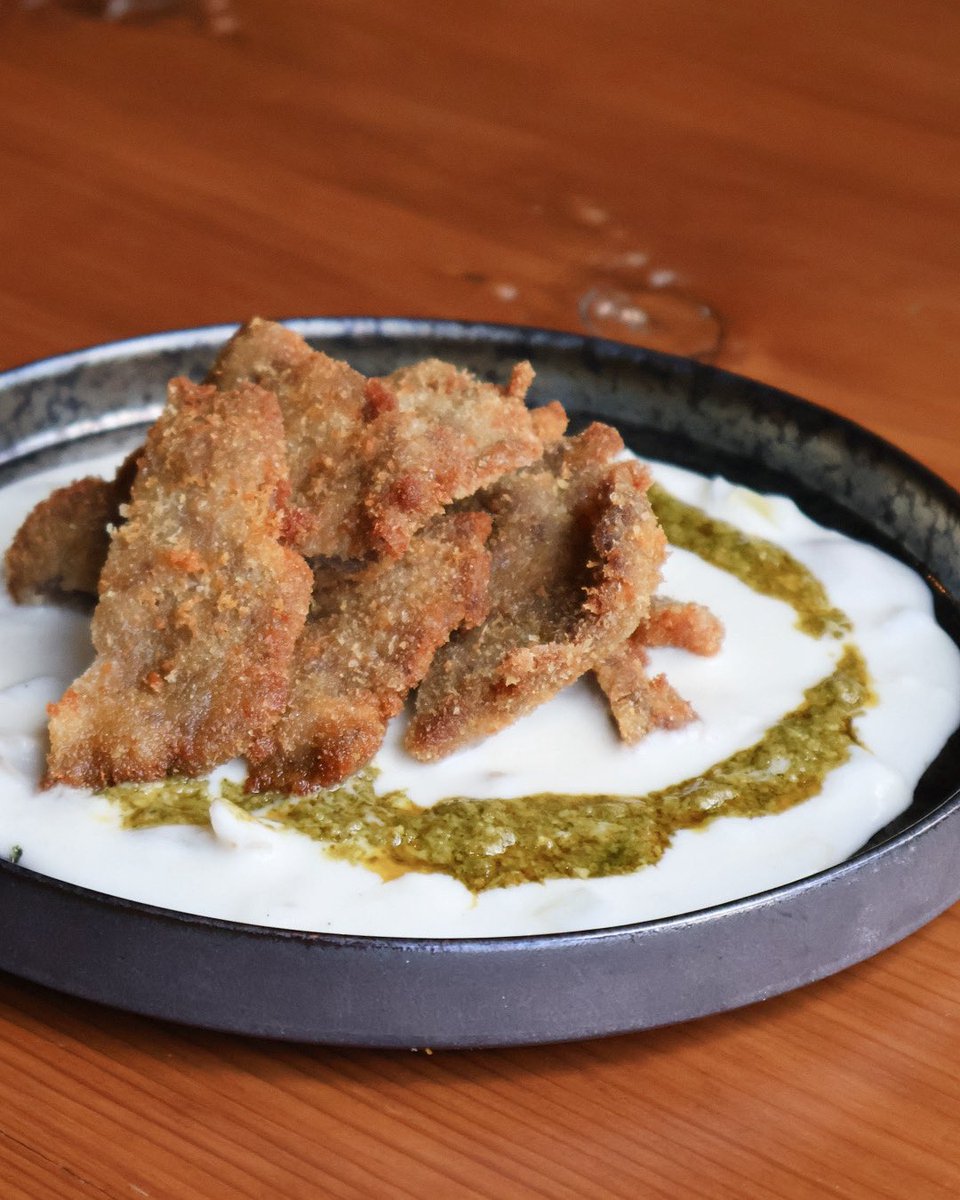 10月のスペシャルメニュー！
『シュニッツェル』

薄く伸ばしたお肉をカリッと揚げた、ドイツやオーストリアの定番料理。
 ビールとの相性は抜群。オクトーバーフェストでも愛される味を、Great Dane Brewing特製ホワイトソースと”グリューネゾーセ”でどうぞ。
¥1,200