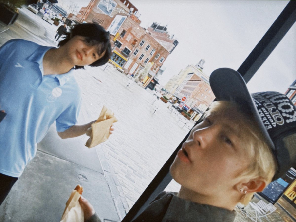 올해 환뎡이 둘만 나온 셀카 올려준게 8장이라고
타멤있는 사진 제외하고 둘만있는 셀카로