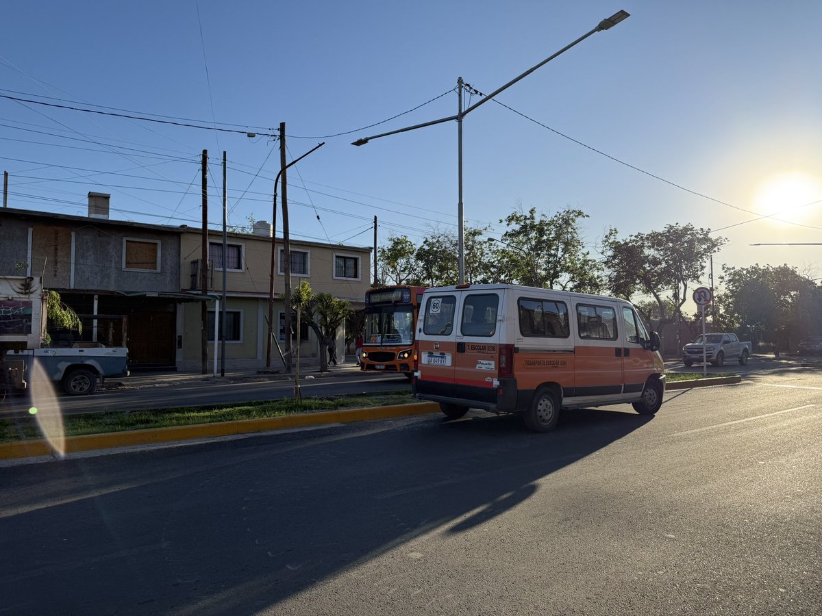 Atropellaron a una ciclista en Pedro Molina y Servet de Guaymallén. Fue un camioneta de transporte escolar que trasladaba chicos con discapacidad. Aguardan la ambulancia <a href="/LVDiez/">LVDiez</a>