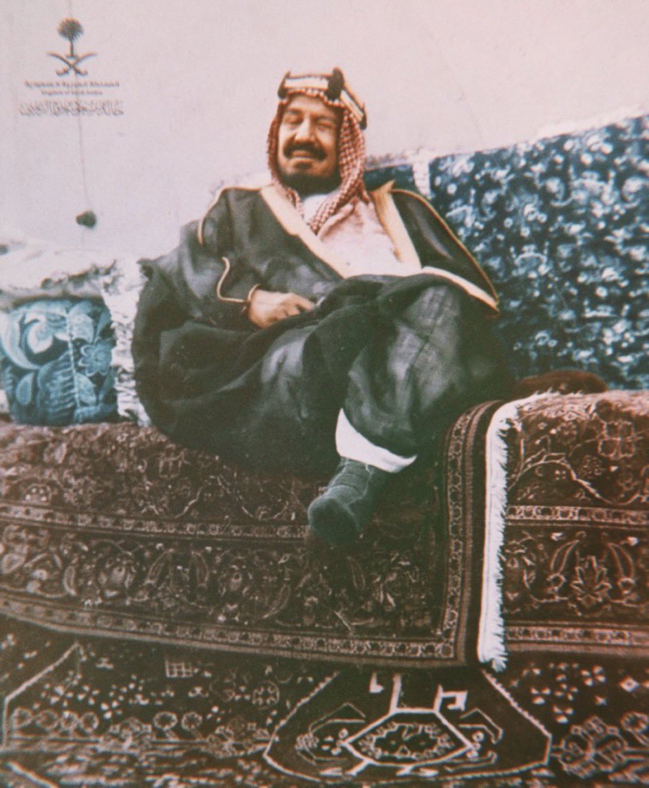 #اليوم_الوطني_عزنا_بطبعنا

وحّد شتات المسلمين وتكّى
               عساه في خضر الجنان يتكّي

#نايف_اباالعون