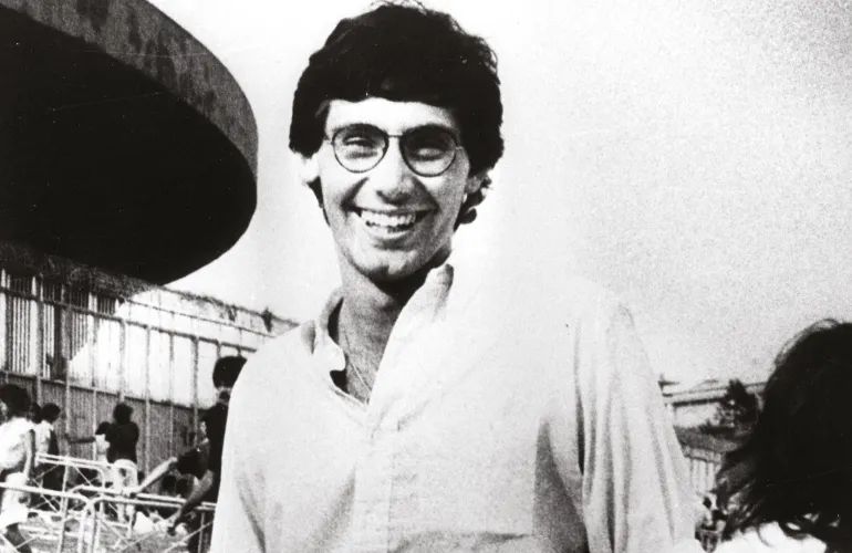 Giancarlo Siani è stato ucciso dalla camorra per le sue inchieste coraggiose, da uomo e giornalista libero. Oggi, a 40 anni dal suo omicidio, lo ricordiamo portando avanti la sua memoria e le battaglie per la legalità, contro ogni mafia.