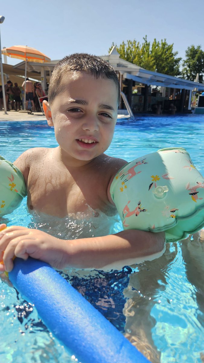 antocoppola60's tweet photo. Volevamo iscrivere Antonio a nuoto 🏊 visto che ha una certa predisposizione.
Una di quelle locali ,per comodità.
Il titolare dice che non può dare assistenza perché il ragazzo è #autistico .
KTM a te e a chi non alza la a mano ✋😜
#Autism https://t.co/pKGSXUum8a