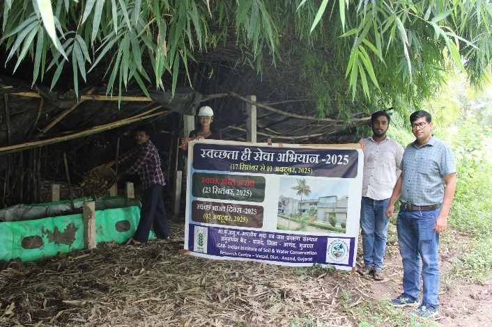 भामृजसंसं, अनुसंधान केंद्र, वासद द्वारा “क्लीन ग्रीन उत्सव” विषय पर कार्यक्रम का दिनांक सितंबर 23, 2025 को आयोजन 
IISWC, RC, Vasad organized a programme on theme “Clean Green Utsav” on Sept. 23, 2025 
<a href="/icarindia/">Indian Council of Agricultural Research.</a> 
#SHS2025 
#SwachhataHiSeva2025 
#Swachhotsav2025 
<a href="/SwachhBharatGov/">Swachh Bharat Urban</a>