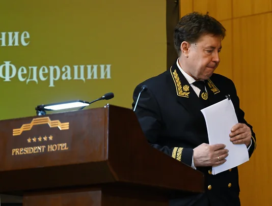 Генпрокурор Краснов, который готовится на пост главы Верховного суда, подал иск на председателя Совета судей РФ Момотова, требуя изъять у него активы от незаконной предпринимательской деятельности на сумму 9 млрд руб. Пользуясь своим иммунитетом и неприкосновенностью ↓