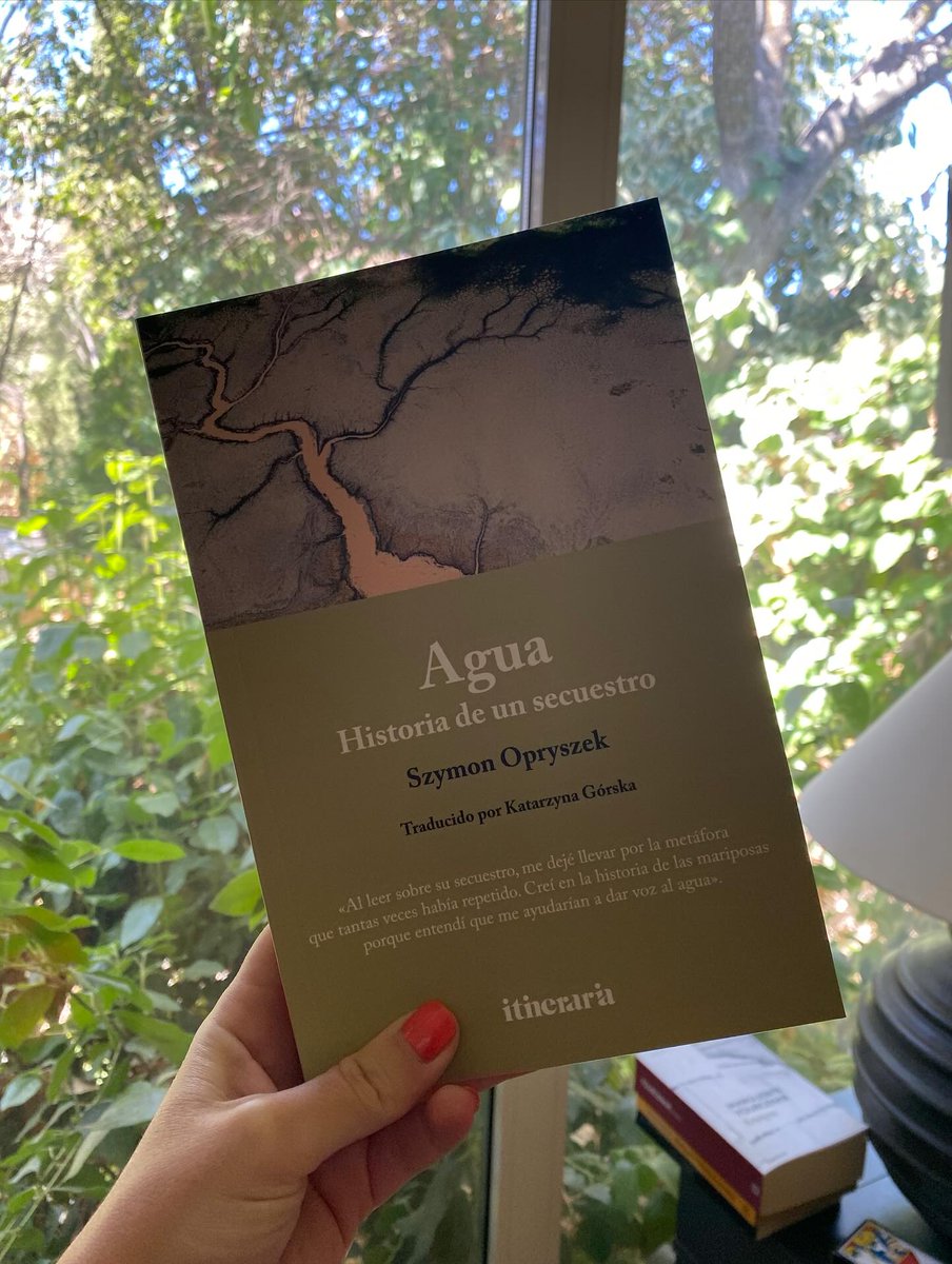 #NOVEDAD: ¡Ya está aquí! ¡Acaba de llegar! 🥳
Nuestro libro número 14: «Agua. Historia de un secuestro» de Szymon Opryszek traducido por Katarzyna Górska. 

Muchas, muchísimas ganas de que lo leáis 🙆🏼‍♀️
