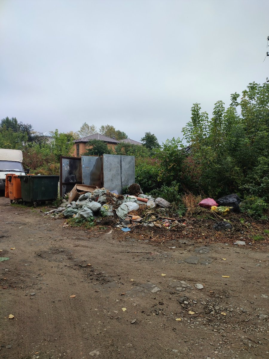 Обращение от жителей дома 1 А по ул. Маяковского. Когда это уберут? Мало того что везут этот мусор со всего частного сектора, видимо свои территории для мусора не хотят загаживать ( почему-то решили что здесь можно) так еще сотрудники мусорной компании приезжают делают фото ка...