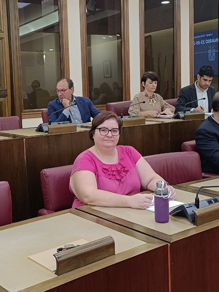 🚨 Nieves Navarro presentó una moción para apoyar la ILP que regula a personas extranjeras.
❌ VOX y PP votaron en contra.
En nuestro ayuntamiento, algunos prefieren negar humanidad y derechos.
💥 El racismo, aunque se disfrace, sigue presente.
🌍 NINGÚN SER HUMANO ES ILEGAL.