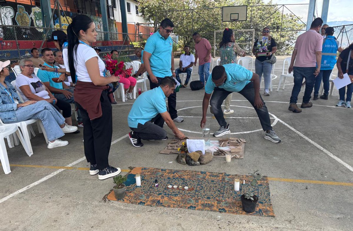 Realizamos encuentro dialógico con victimas del sector de Morro Corazón del corregimiento de Belén Altavista #Medellín, con el acompañamiento de <a href="/PazDDHHmed/">Paz y Derechos Humanos Medellín</a> el Comité de Víctimas y representantes de  #MesaVictimasMedellín Agradeceremos disposición víctimas y comunidad. Seguimos