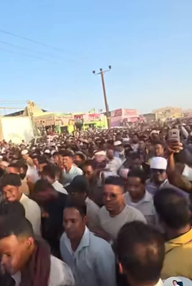 شاهد صورة.. شهدت مدينة المكلا بمحافظة حضرموت اليوم الثلاثاء توافد حشود كبيرة من المعلمين في تظاهرة غاضبة، للمطالبة بالإفراج الفوري عن رئيس نقابة المعلمين ونائبه الذين تم اعتقالهما بتوجيهات من المحافظ، الهتافات تطالب بإنهاء الإجراءات القمعية التي وصفوها بالتعسفية وإطلاق سراحهم
