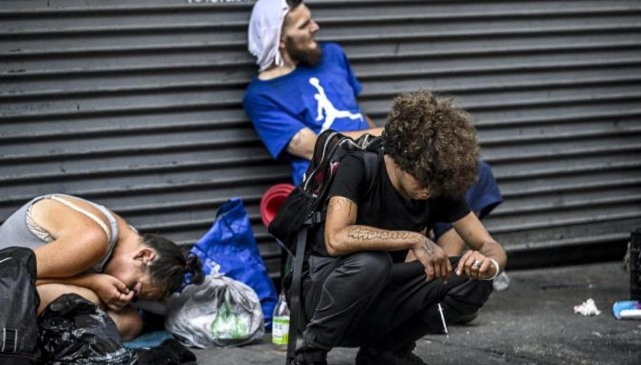 Hablando de 🇺🇸
Detrás de cada muerte por fentanilo hay una cadena de ganancias. La familia Sackler, dueña de Purdue Pharma, amasó una fortuna con la venta de OxyContin, sabiendo desde los años 1990 que el producto era altamente adictivo. A pesar de múltiples demandas colectivas,