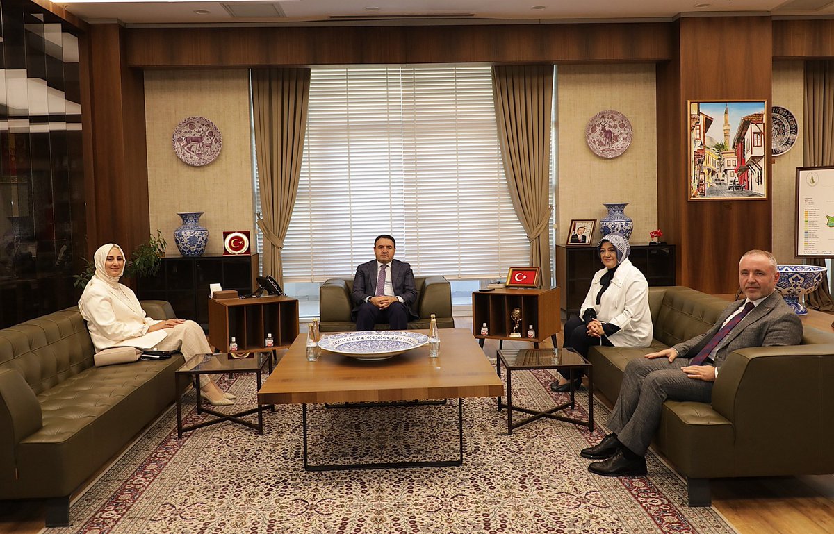 Ayşe Çakmak (@aysecakmak63) on Twitter photo 📍 Kütahya Valiliği
Bugün değerli il Başkanımız sn <a href="/ceydaerenler/">Ceyda Çetin Erenler 🇹🇷</a> ve il başkan yardımcımız <a href="/Fatihoruc43/">Fatih Oruç</a> birlikte kıymetli Valimiz Sn Musa Işın’ı Valiliğimizde ziyaret ettik.
Kıymetli Valimiz sn <a href="/Musaisin/">Musa Işın</a> ‘a değerli kabulleri için teşekkür ederim.
<a href="/RTErdogan/">Recep Tayyip Erdoğan</a>
<a href="/MahinurOzdemir/">Mahinur Özdemir Göktaş</a> 📍 Kütahya Valiliği
Bugün değerli il Başkanımız sn <a href="/ceydaerenler/">Ceyda Çetin Erenler 🇹🇷</a> ve il başkan yardımcımız <a href="/Fatihoruc43/">Fatih Oruç</a> birlikte kıymetli Valimiz Sn Musa Işın’ı Valiliğimizde ziyaret ettik.
Kıymetli Valimiz sn <a href="/Musaisin/">Musa Işın</a> ‘a değerli kabulleri için teşekkür ederim.
<a href="/RTErdogan/">Recep Tayyip Erdoğan</a>
<a href="/MahinurOzdemir/">Mahinur Özdemir Göktaş</a>
