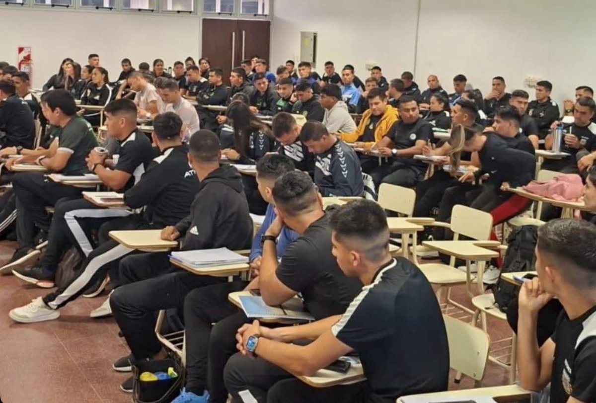 Inició en Corrientes el Curso de Árbitro Federal con más de 90 participantes de Ctes, Chaco, Formosa, Misiones, Santiago del Estero y Santa Fe.
Se desarrolla en el marco del convenio <a href="/unneargentina/">UNNE ⭐⭐⭐</a> – <a href="/afa/">AFA</a> para jerarquizar y profesionalizar el arbitraje en la región. ⚽️