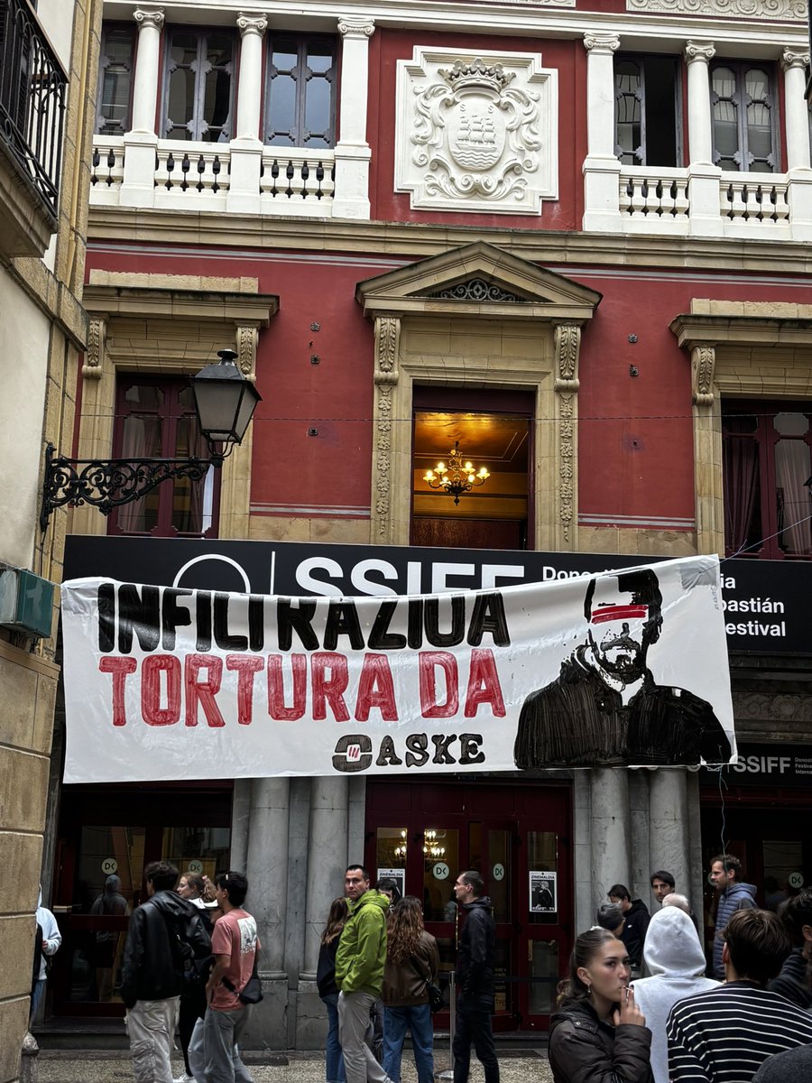 ‘Un fantasma en la batalla’ emango dute orain ( ETAn infiltratu zen emakumezko guardia zibil baten beste pelikula bat) Antzoki Zaharrean eta pankarta hau agertu da kanpoan 

#73SSIFF