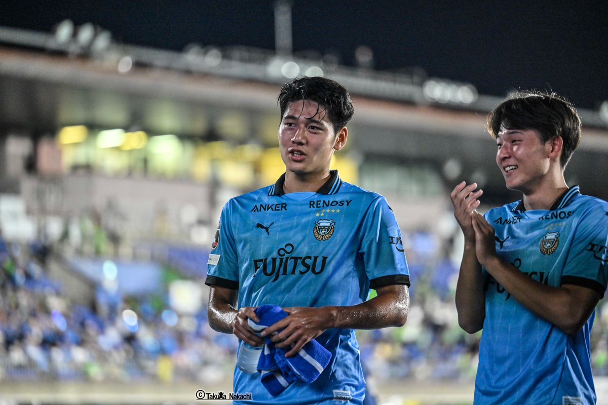 ikinikuishiro's tweet image. ＃川崎フロンターレ の試合後の４枚！
1：スタジアムのビールを飲み干す５秒前のバラバラ！
2：＃伊藤達哉 選手のパインショット！
3：はにかむ #土屋櫂大 選手
4：充実感ある表情の #神橋良汰 選手
次戦は出場停止の選手もいますが、総力戦で勝利を！