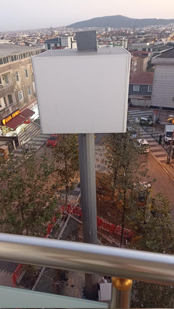 Binaların çatılarında indirilen baz istasyonlarından birini burnunuzun dibine diktiler çatıdan indirmeseydiniz daha iyiydi