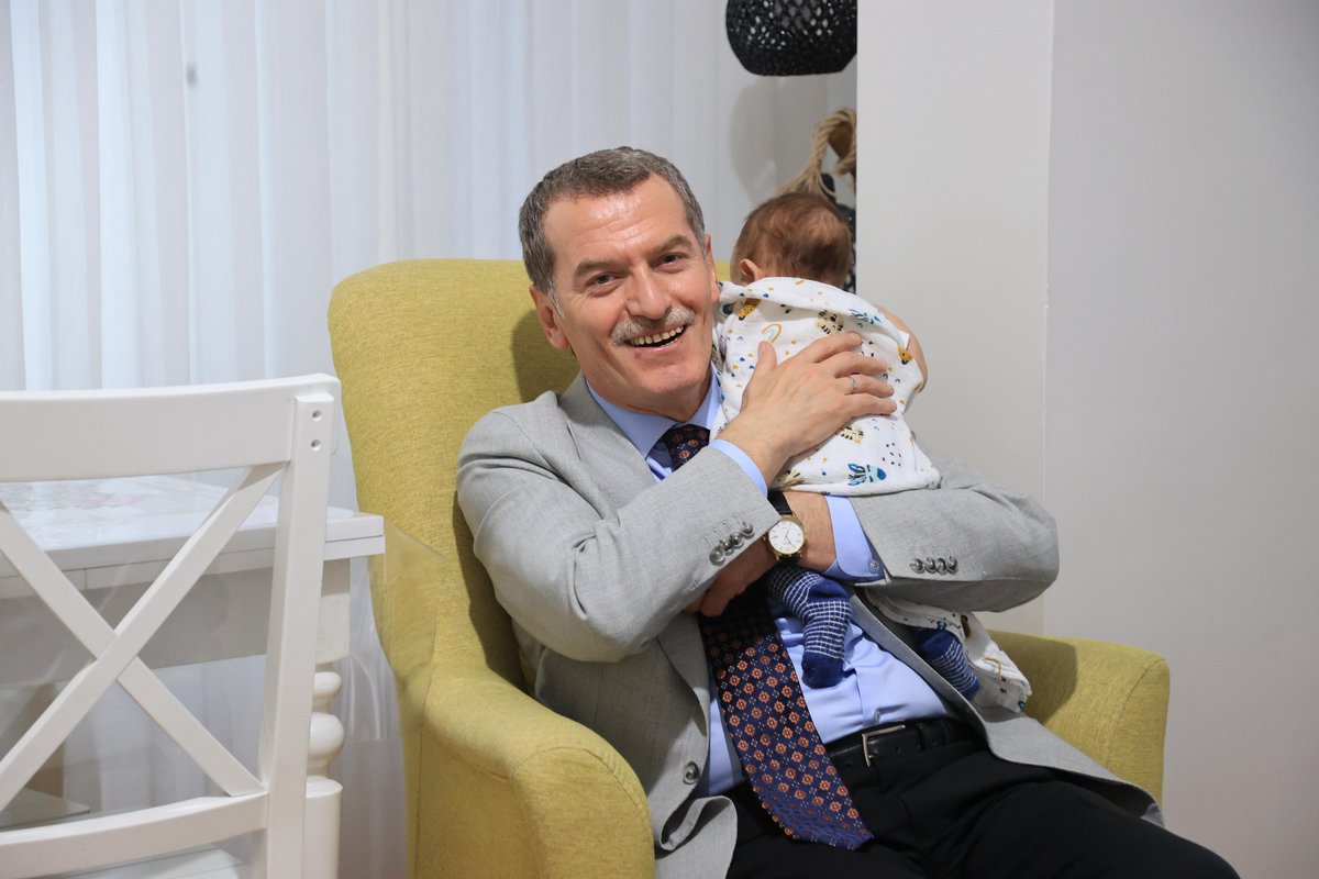 Zeytinburnulu Aslan, aslan gibi maşallah. 💙

Yakışıklı hemşehrime hayırlı, güzel ömür diliyorum.

Allah analı babalı büyütsün.

#hoşgeldinbebek