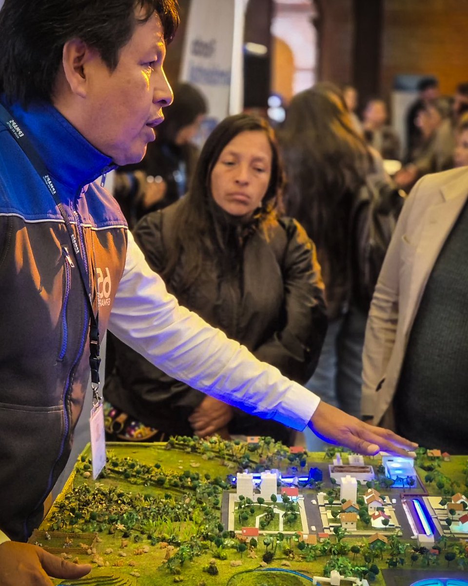 💧 #ConsumoResponsable | Promovemos la "Nueva Cultura del Agua" participando en el evento de presentación y actualización del Plan de Acción de Cambio Climático del DMQ (PACQ 2025), organizado por la Secretaría de Ambiente.

Con un stand informativo resaltamos la importancia del