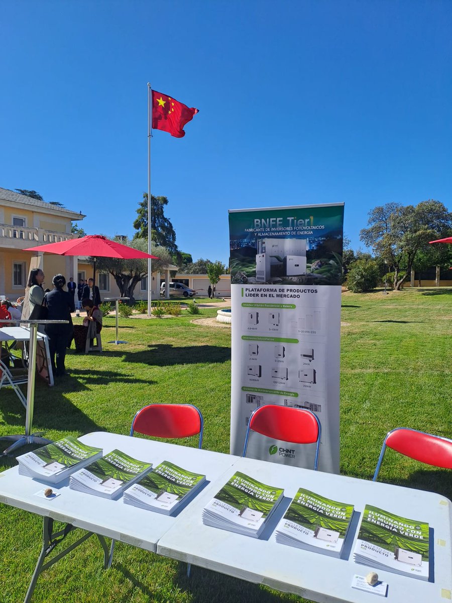 Recepción con motivo del 76 aniversario de la fundación de la República Popular de China. Han asistido nuestra Ceo Luz Ma y los responsables de Ingeniería, Fernando Gómez, y Comercial, Francesc Company.