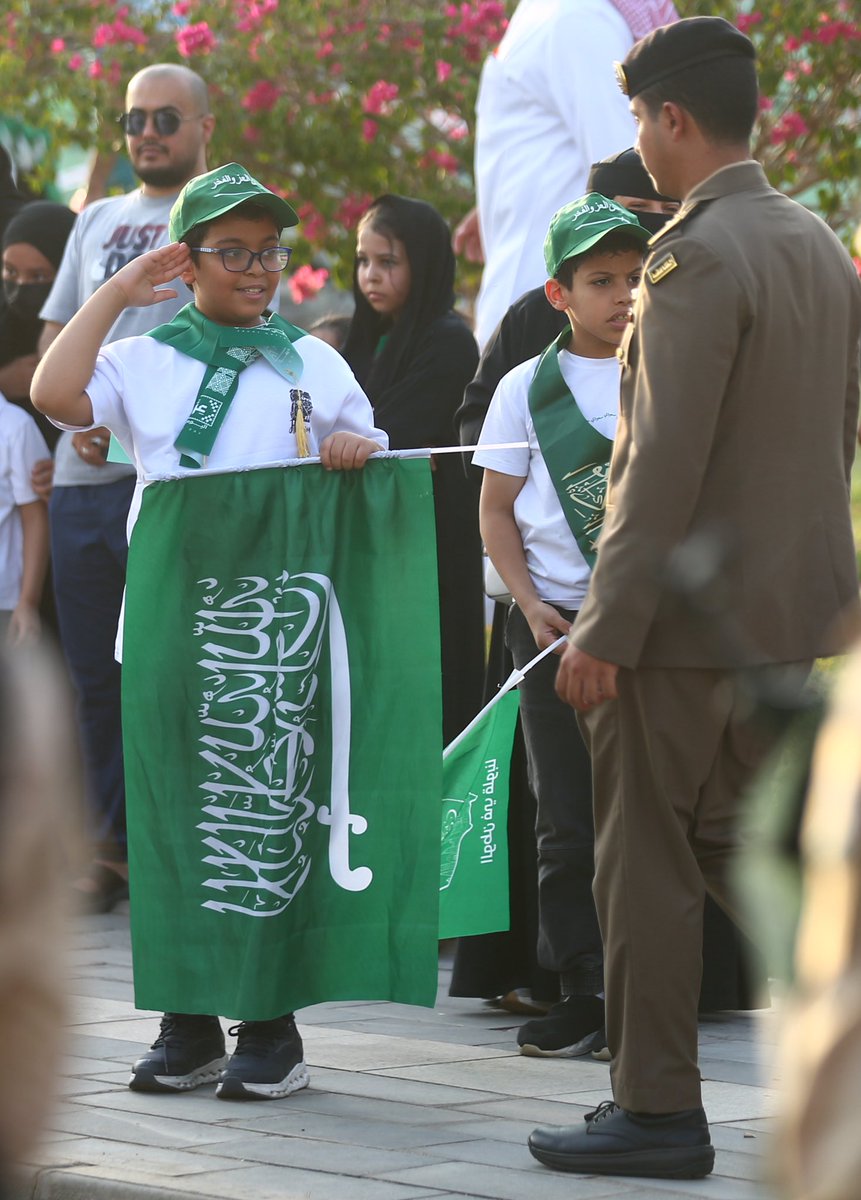 تصويري لمسيرة #اليوم_الوطني في حديقة الملك فهد، حيث تزيّنت #المدينة_المنورة بألوان الفخر والولاء