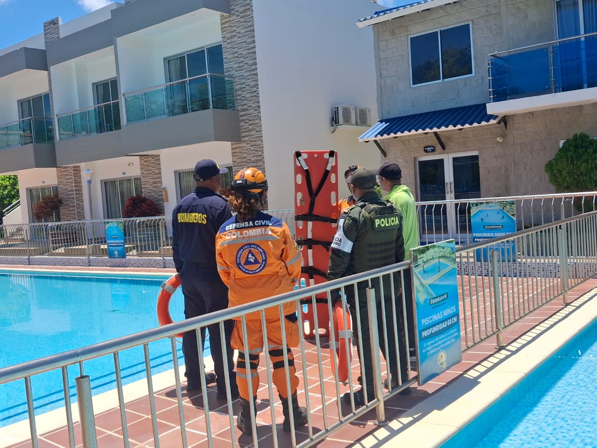 PoliciaDECOR's tweet photo. 🔰 #SanAntero | Nuestro grupo de @ProteccionPonal al turismo implementa la Estrategia #TurismoSeguro. En coordinación con autoridades, realizan controles a piscinas y cuerpos de agua para prevenir ahogamientos.

📋 Se alerta a administradores y trabajadores a aplicar protocolos de seguridad (Ley 1209 de 2008, Decreto 2171 de 2009).
📊 Se socializan estadísticas y planes de capacitación para mejorar la protección de vida.
#SeguroscercanosYPresentes
#TurismoSeguro