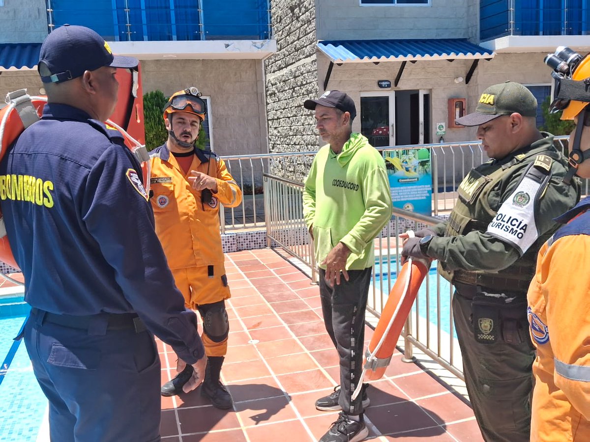 PoliciaDECOR's tweet photo. 🔰 #SanAntero | Nuestro grupo de @ProteccionPonal al turismo implementa la Estrategia #TurismoSeguro. En coordinación con autoridades, realizan controles a piscinas y cuerpos de agua para prevenir ahogamientos.

📋 Se alerta a administradores y trabajadores a aplicar protocolos de seguridad (Ley 1209 de 2008, Decreto 2171 de 2009).
📊 Se socializan estadísticas y planes de capacitación para mejorar la protección de vida.
#SeguroscercanosYPresentes
#TurismoSeguro