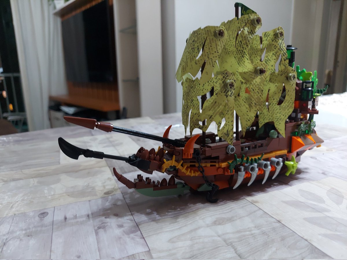 minha namorada <a href="/caacaralho/">caa noggers</a> comprou esse Holandes Voador de lego pra mim e montamos juntos 🥰