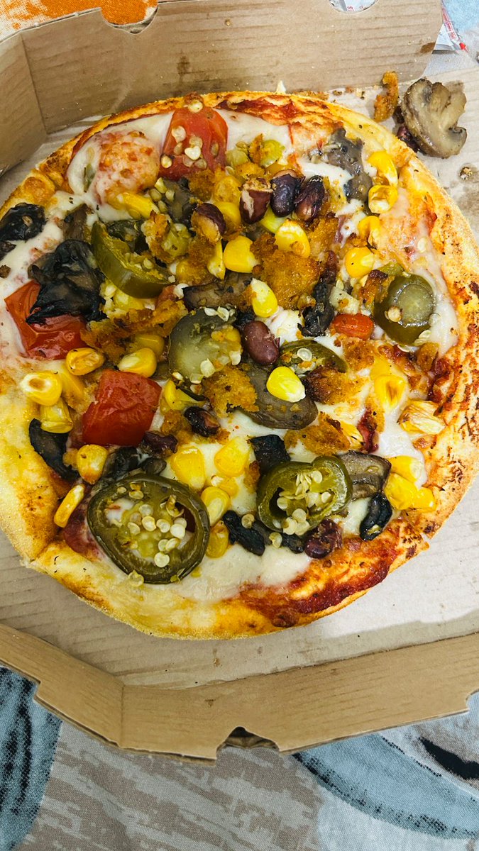 NitishK150's tweet photo. Ordered a Veg Loaded Pizza from @dominos_india via @zomato and shockingly got RAJMA as a topping 🤯Ingredients were dirty &amp; not fresh at all.
When I complained, there was no proper response from the team.
Very disappointed with this service &amp; quality.

#Dominos #Zomato https://t.co/bykLXilzFa