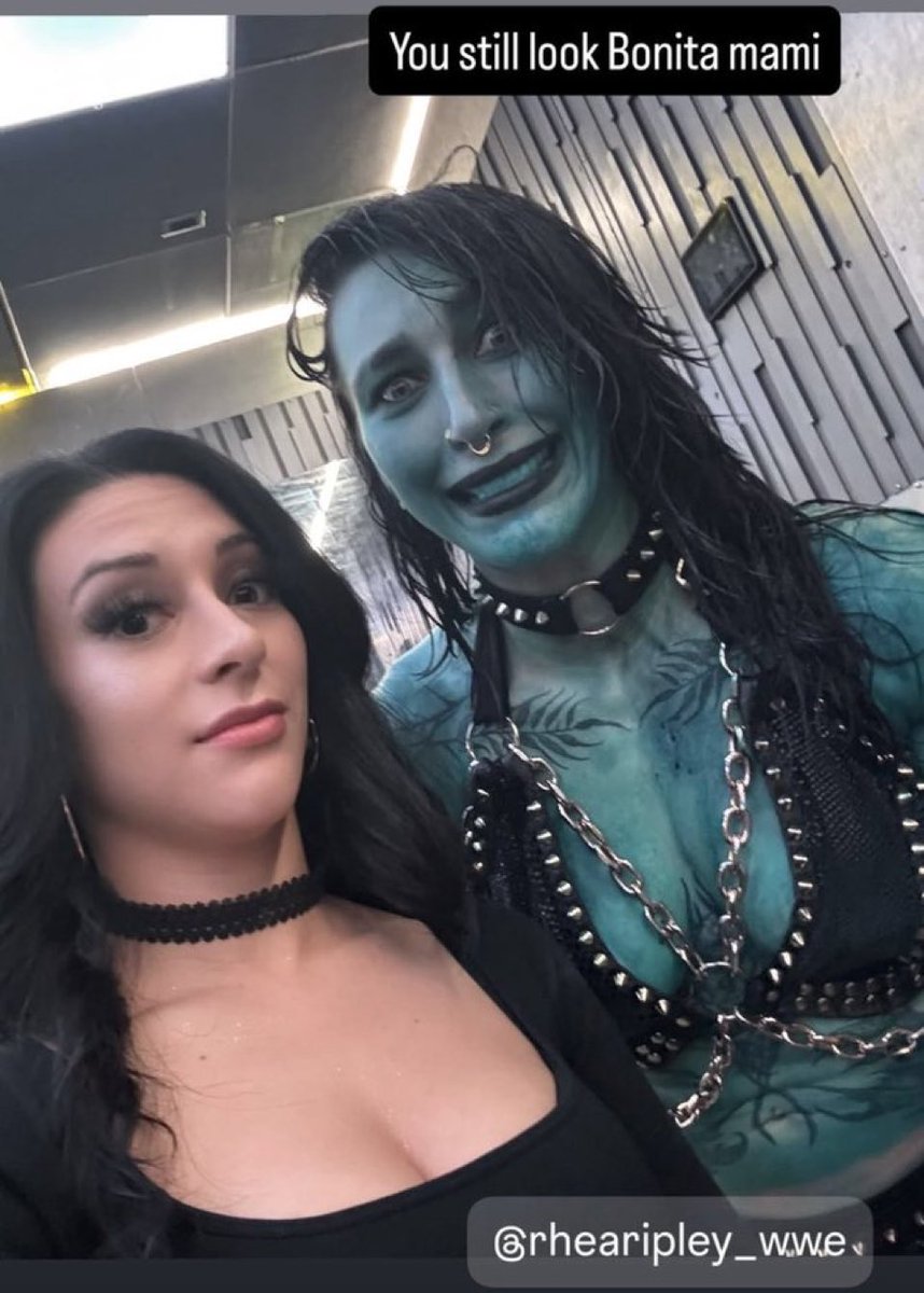 Rhea taking pictures with everyone with that mist oh my😭😭