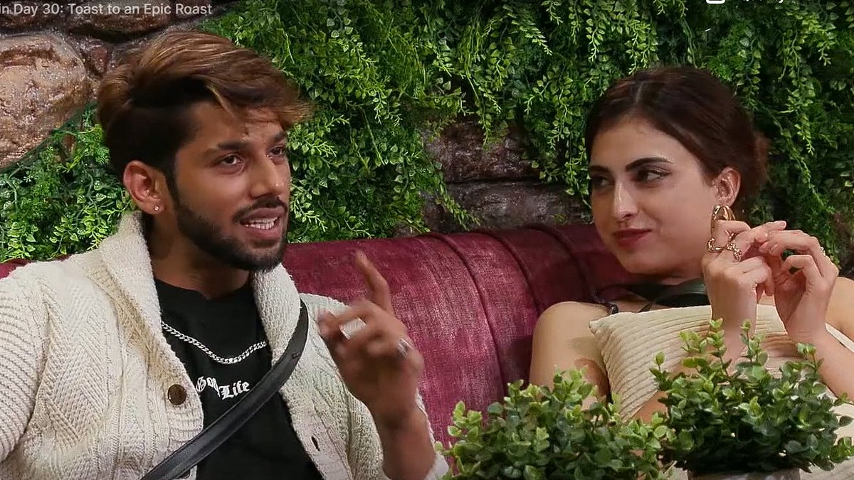 _TheFunOne__'s tweet image. The way she is looking at him 🫶

#Bahana • #BiggBoss19
#FarrhanaBhatt • #BaseerAli